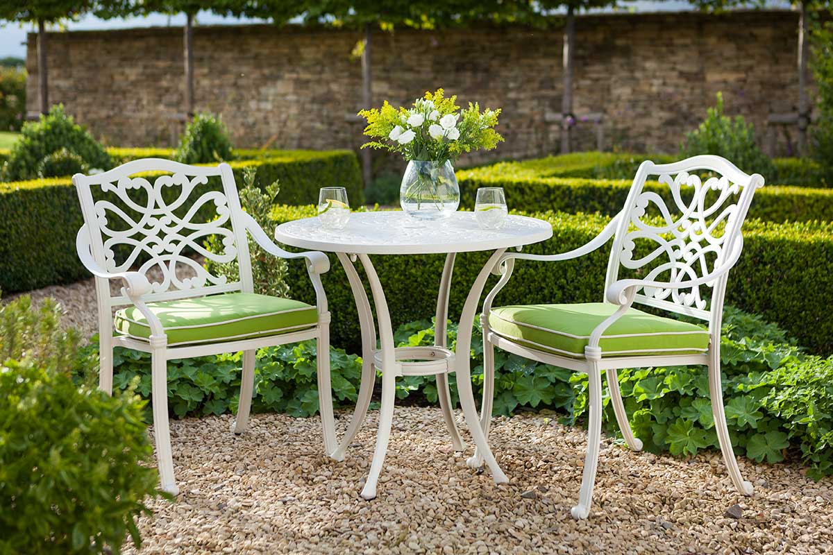 Mobili del giardino restaurati dopo la rimozione della ruggine con rimedi naturali