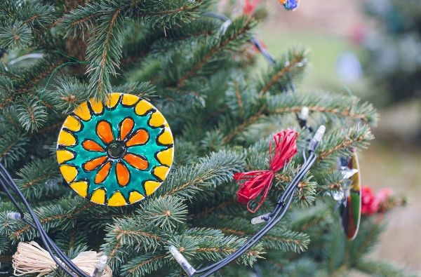 decorazione natalizia fai da te con cd/dve appesa ll'albero