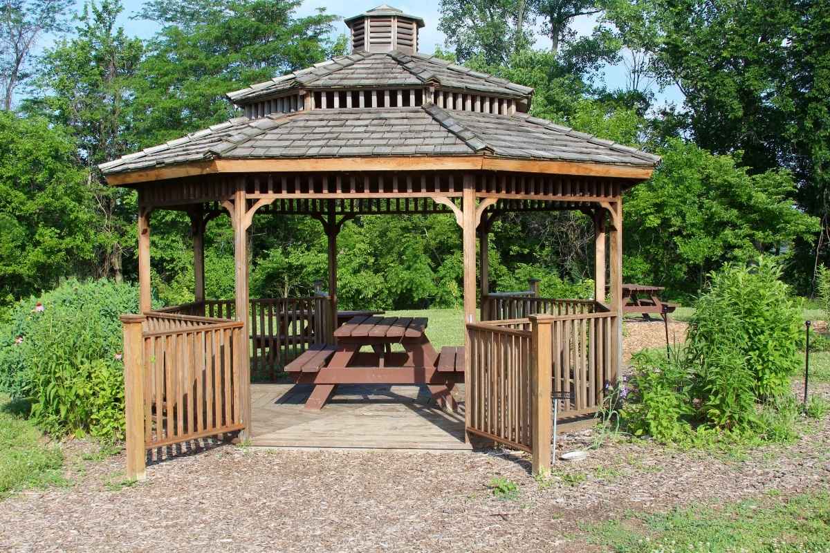 Gazebo in legno fai da te nel giardino