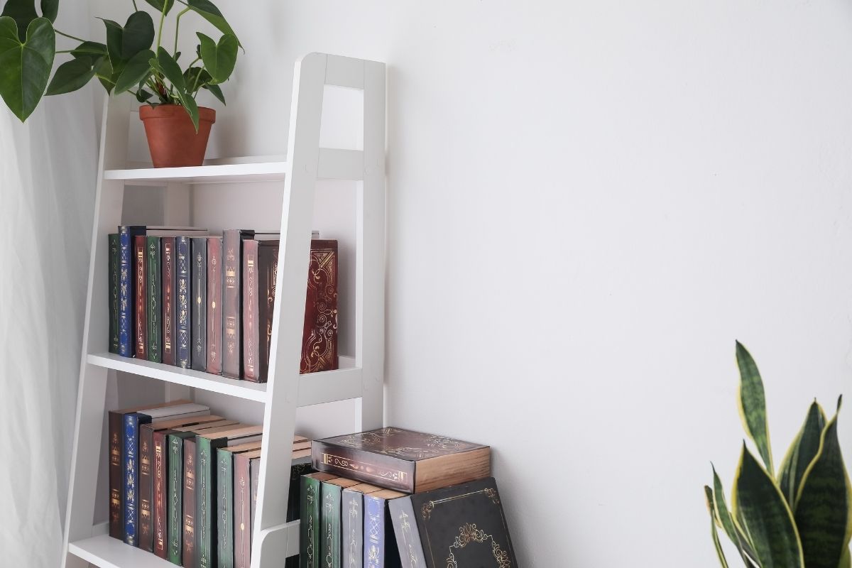 idea di libreria fai da te di colore bianco