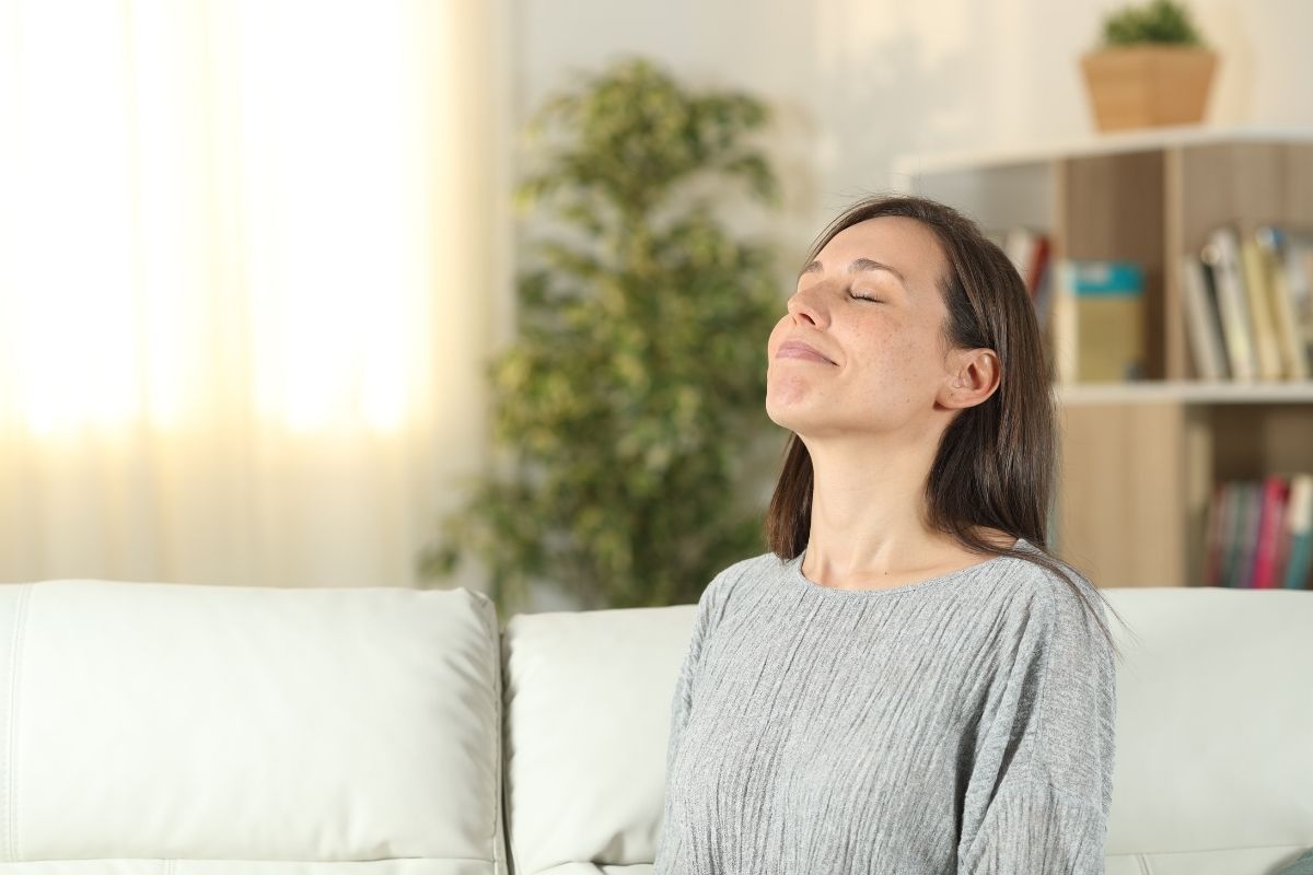 donna sorridente perchè è riuscita migliorare l'aria in casa