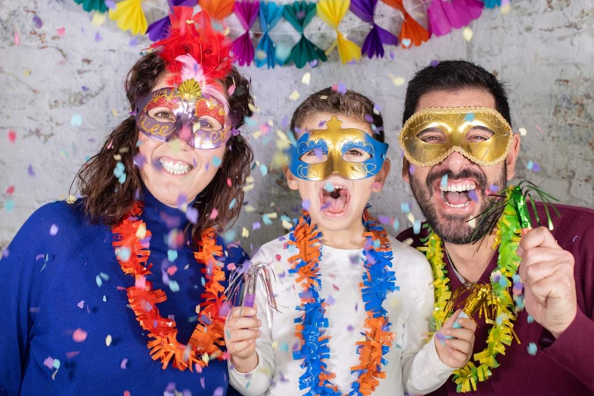 adulti e bambino con costumi di carnevale fai da te