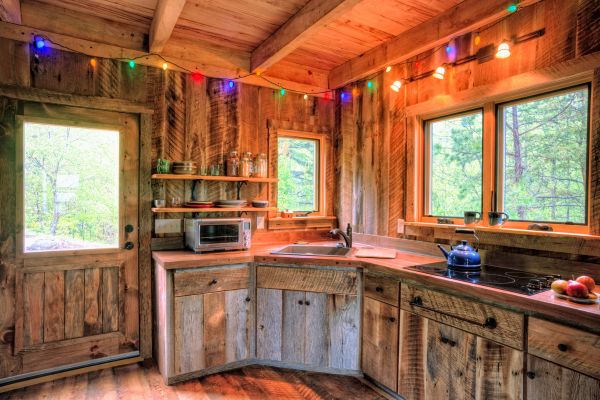 Cucina in legno con charme rustico e vista panoramica