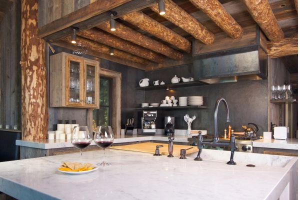 Cucina rustica con travi in legno a vista e design moderno