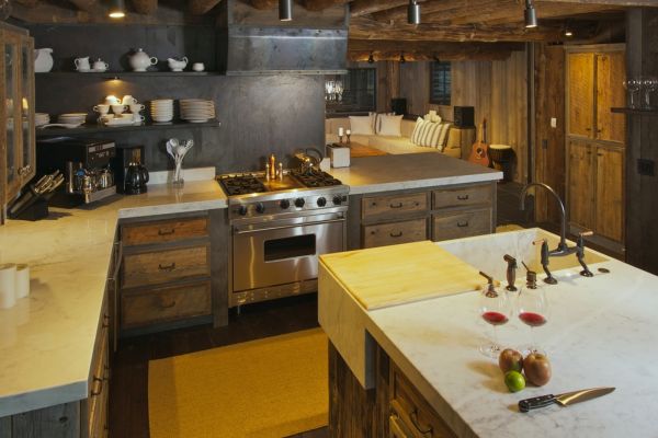 Cucina rustica elegante con dettagli contemporanei