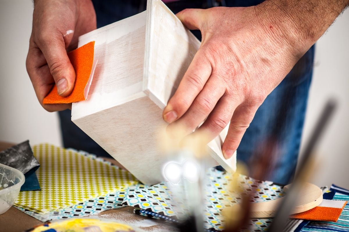 lavoro di decoupage su mobili