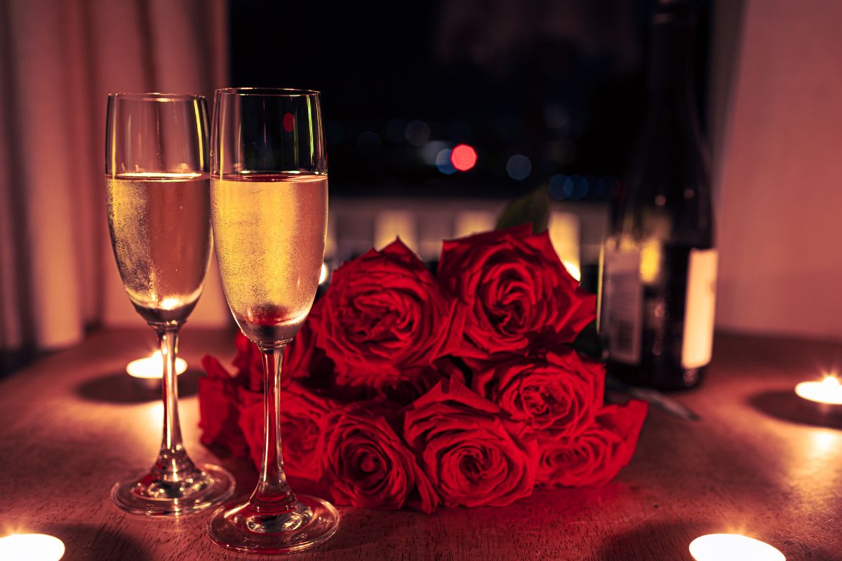 brindisi e rose sul tavolo della cena di San Valentino a casa