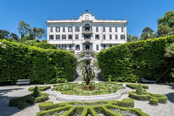 ingresso di villa carlotta visto dai suoi giardini